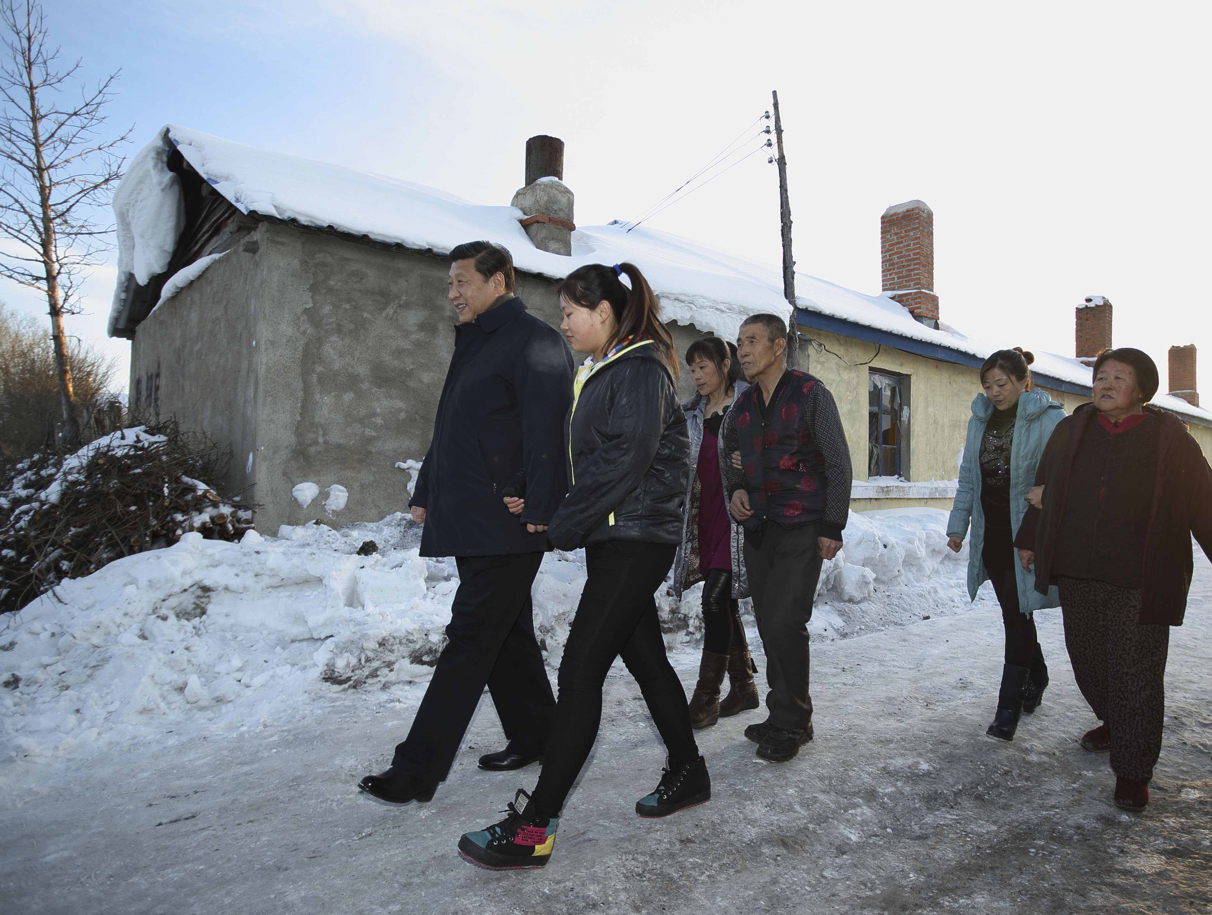 △ 2014年1月26日，习近平总书记来到内蒙古阿尔山市伊尔施镇看望生活在林业棚户区的群众。