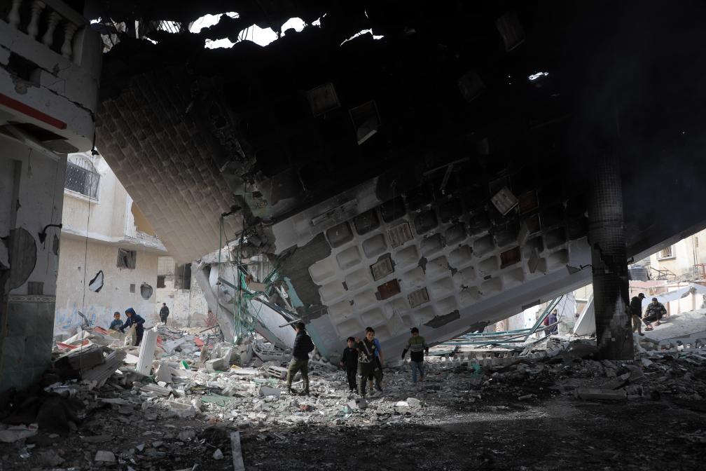 2月12日，人们在加沙地带南部城市拉法查看建筑残骸。新华社发（里泽克·阿卜杜勒贾瓦德摄）