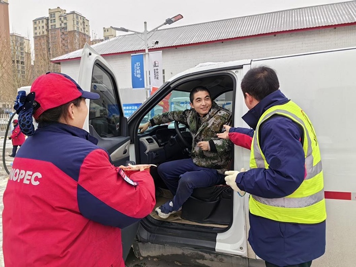 加能站员工为雪天到站充电的司机送来泡面并邀请他到站里休息。受访者供图