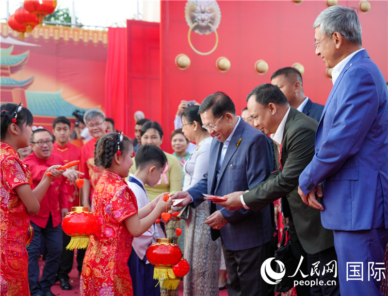 在活动现场，敏昂莱主席夫妇根据当地传统向儿童送祝福1-人民网记者谢佳君摄