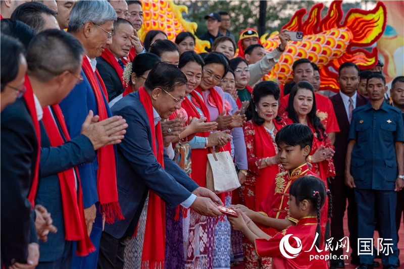 在活动现场，敏昂莱主席根据当地传统向儿童送祝福2-人民网记者谢佳君摄