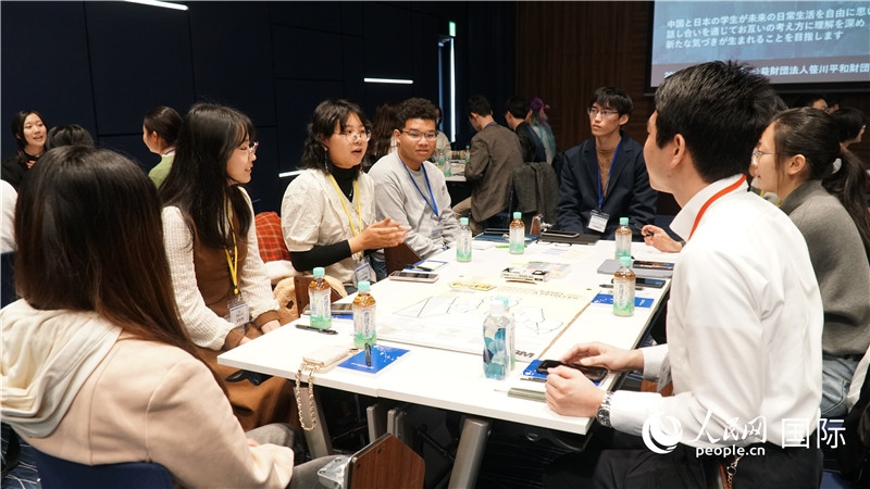 中日学生分组讨论交流。人民网 蒋晓辰摄