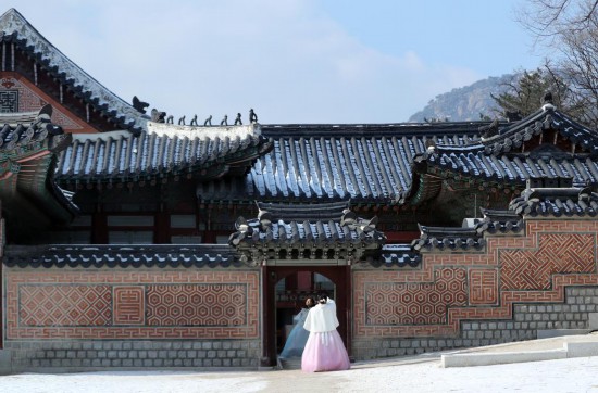 2023年12月20日，游客在韩国首尔景福宫游览。新华社记者姚琪琳摄
