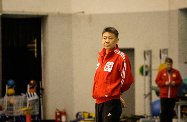 中国女排主教练蔡斌（左一）场边督训。人民网记者李乃妍摄