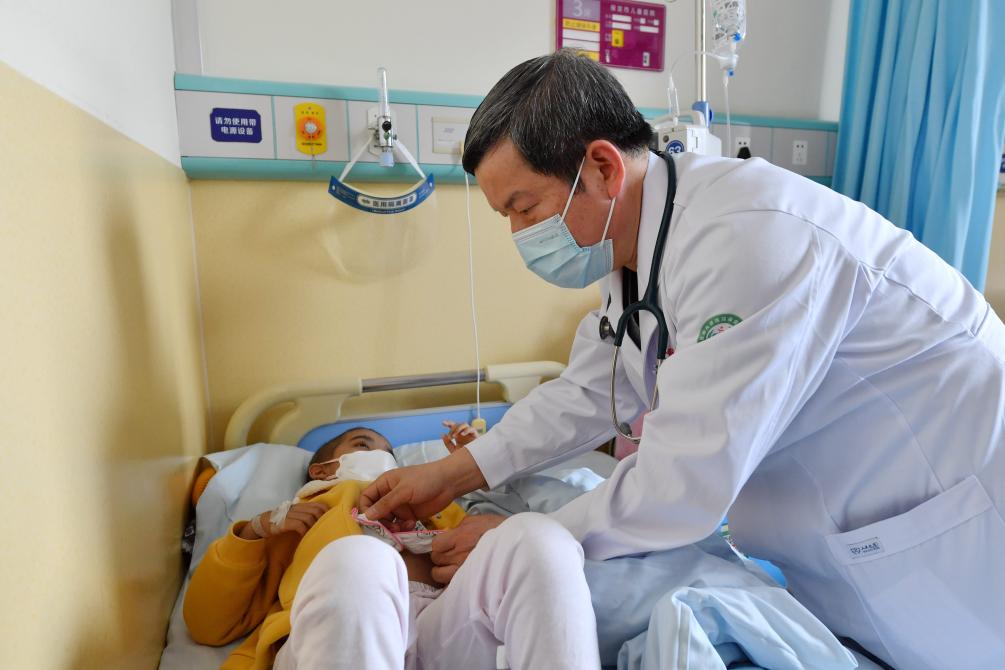 2月13日，在北京儿童医院保定医院，北京儿童医院干细胞移植科副主任秦茂权在查房。新华社记者 王晓 摄