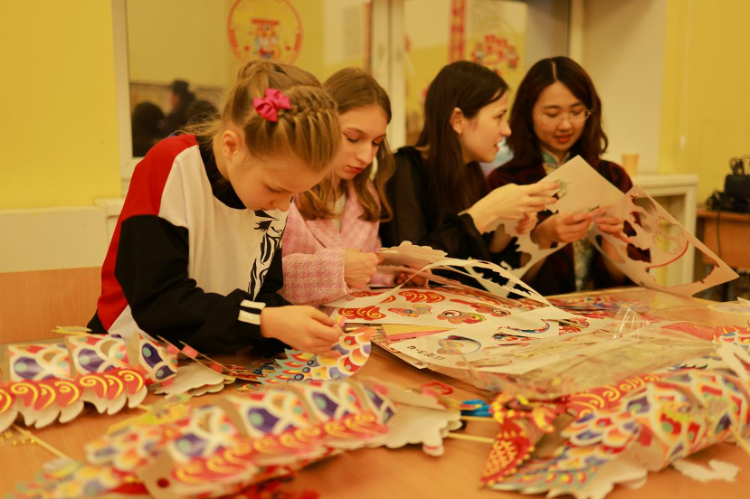 俄罗斯小朋友体验中国传统手工艺。俄罗斯国立人文大学孔子学院供图