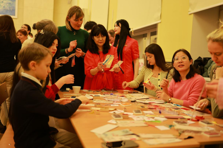 俄罗斯民众参与中国传统文化体验活动。俄罗斯国立人文大学孔子学院供图