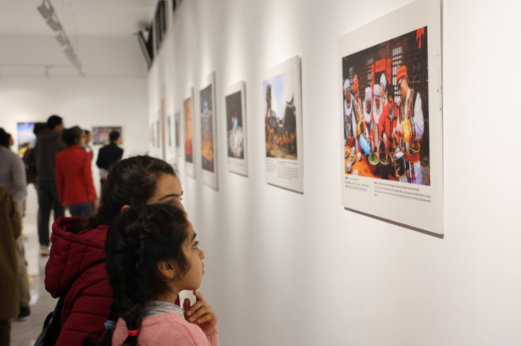 图为摩洛哥小观众在观看图片展。霍晶摄