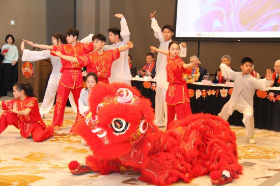 2月9日，在马斯卡廷，中国人民大学附属中学艺术团学生表演中国武术。
