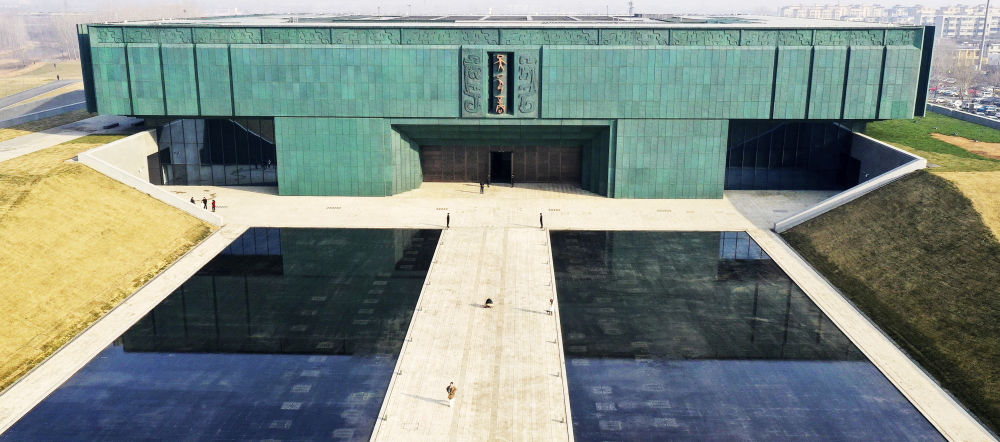 这是2月26日拍摄的位于河南省安阳市的殷墟博物馆新馆（无人机照片）。殷墟博物馆新馆以“鼎”为设计意象。新华社记者 李安 摄