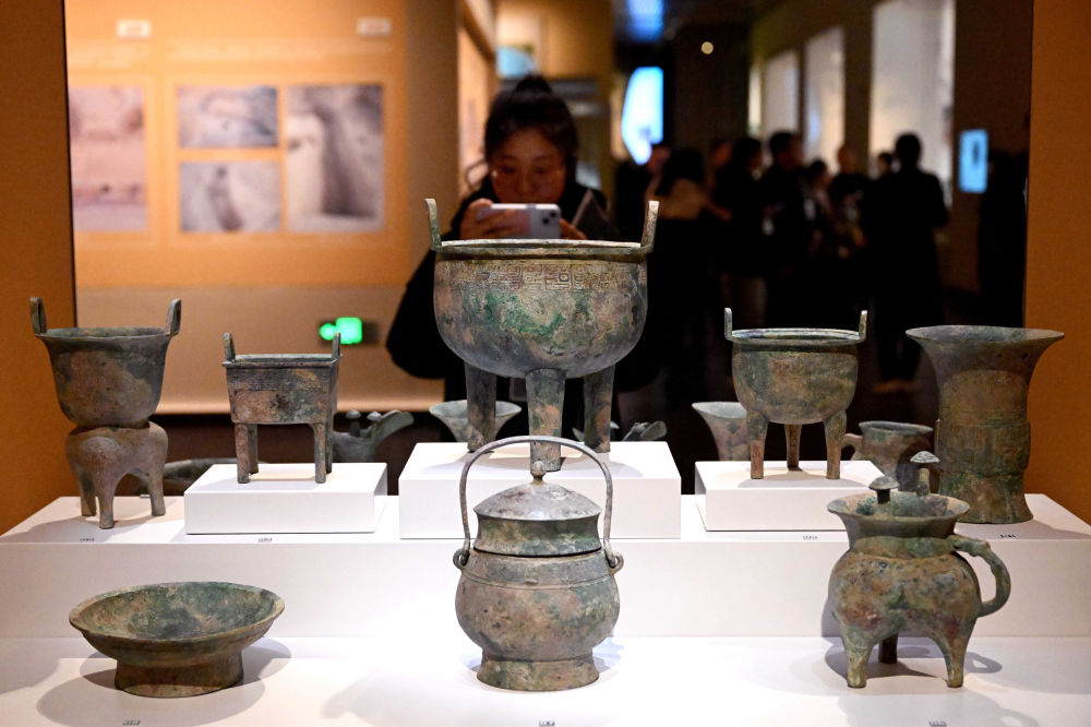 2月26日，参观者在河南安阳殷墟博物馆新馆内拍摄展品。
