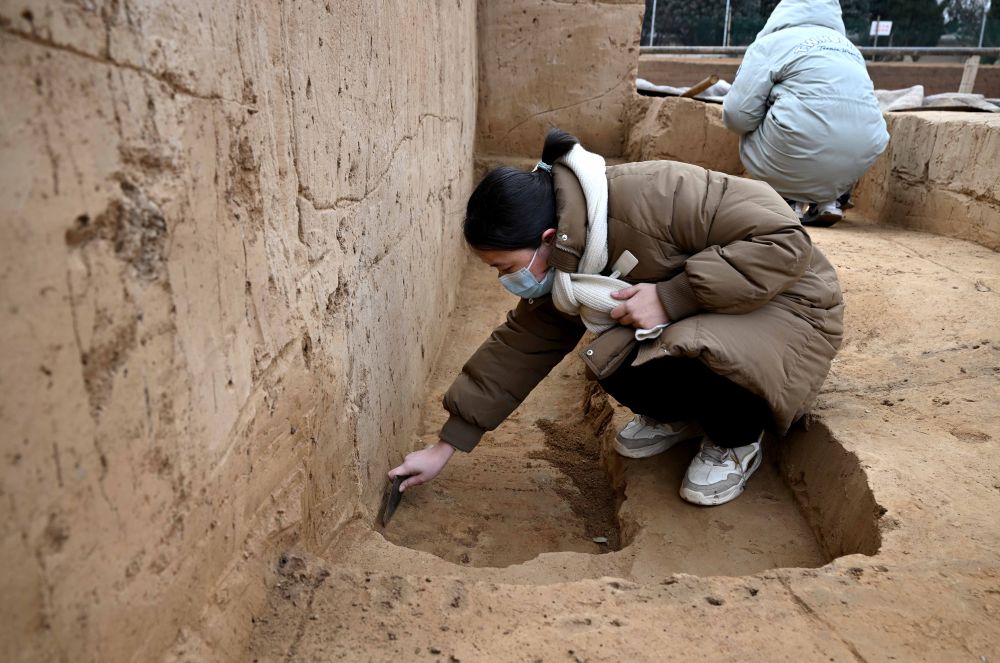工作人员在殷墟王陵遗址进行发掘作业（2月24日摄）。