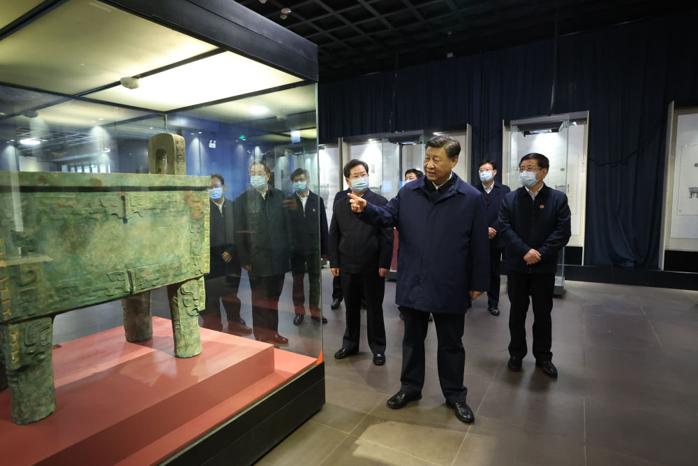 2022年10月28日下午，习近平在安阳市殷墟博物馆考察。新华社记者 鞠鹏 摄