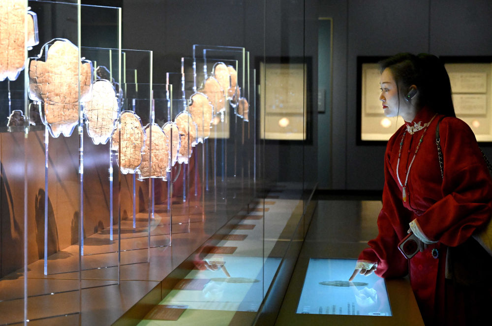 2月26日，参观者在河南安阳殷墟博物馆新馆内观看展出的刻辞卜甲。