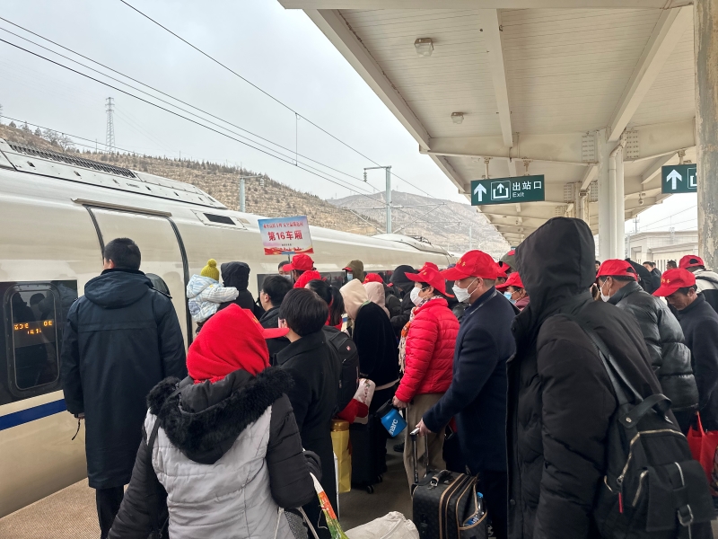 在定西北站，务工人员准备搭乘高铁务工专列。人民网 宋子节摄