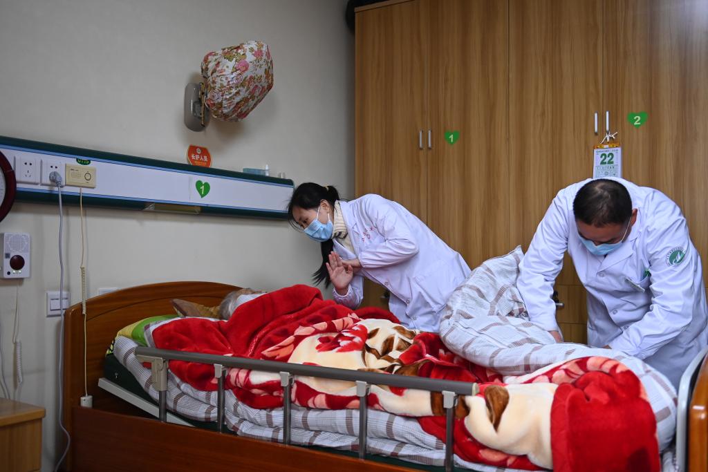 2024年1月22日，在宁波市镇海区金生怡养院，医护人员在房间为一位失能老人提供护理服务。新华社记者黄宗治 摄