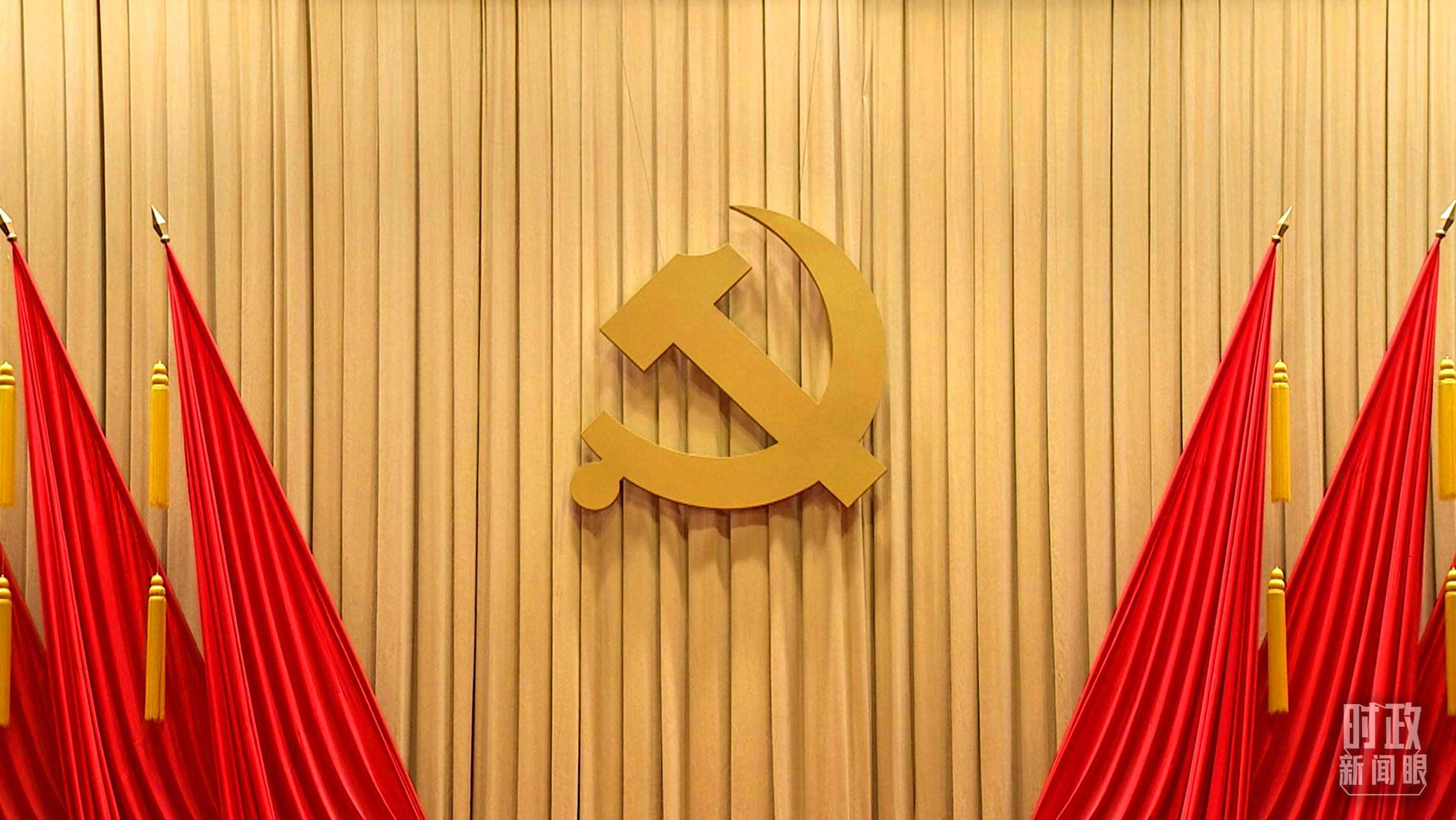 △开班式现场悬挂的庄严党徽。