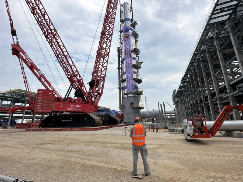 泰国第七天然气处理厂千吨塔器吊装现场。武启程摄