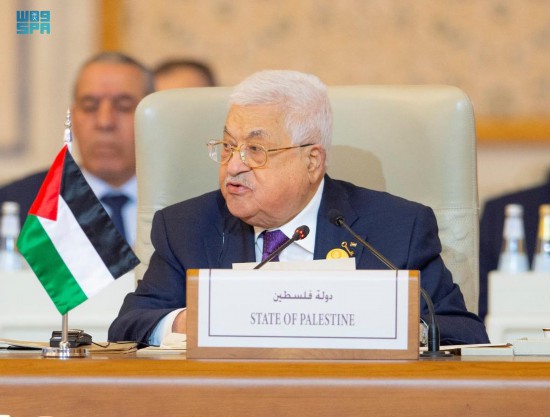 2023年11月11日，在沙特阿拉伯首都利雅得，巴勒斯坦总统阿巴斯出席阿拉伯-伊斯兰国家领导人联合特别峰会。新华社发（沙特通讯社供图）