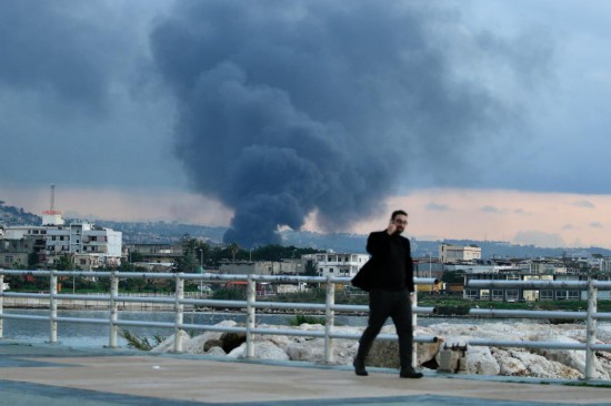2月19日，黎巴嫩加济耶镇遭以军空袭后升起浓烟。新华社发（阿里·哈希绍摄）