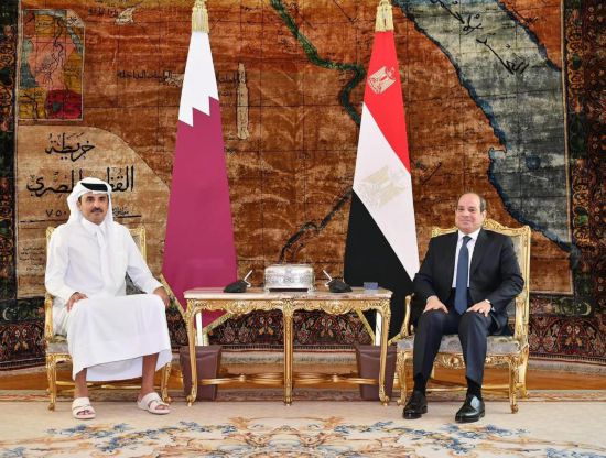 2023年11月10日，埃及总统塞西（右）在开罗会见卡塔尔埃米尔（国家元首）塔米姆。双方讨论了以色列在加沙地带的军事行动及其造成的地区影响。新华社发（埃及总统府供图）