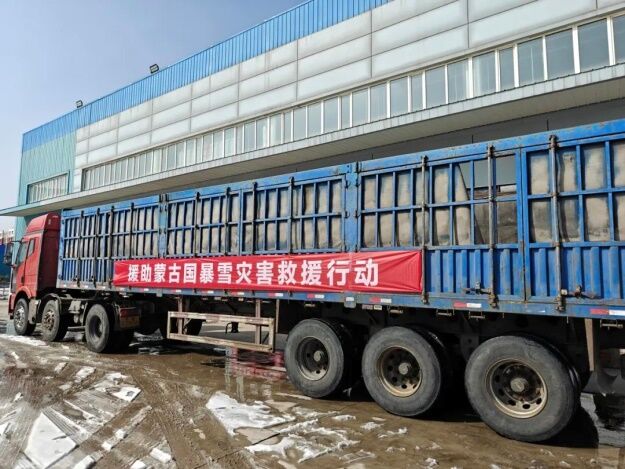 2024年2月25日，中方捐赠物资转运车辆整装待发。 图片来源：中国内蒙古自治区红十字会官网。