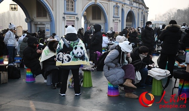 韩国民众在爱宝乐园门口排队，等待开园。人民网 李帆摄