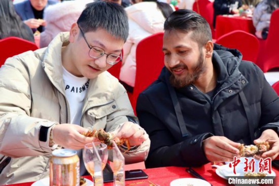 浙江台州：外国留学生逛十里长街感受千年商都文化味