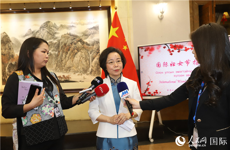 沈大使接受蒙古媒体采访。人民网记者 霍文摄