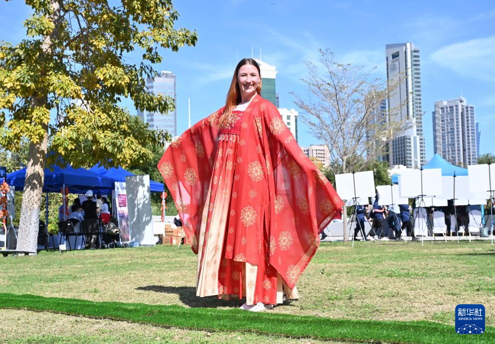 3月9日，在科威特首都省贾比尔文化中心，一名女子体验中国传统服饰。新华社发（阿萨德摄）