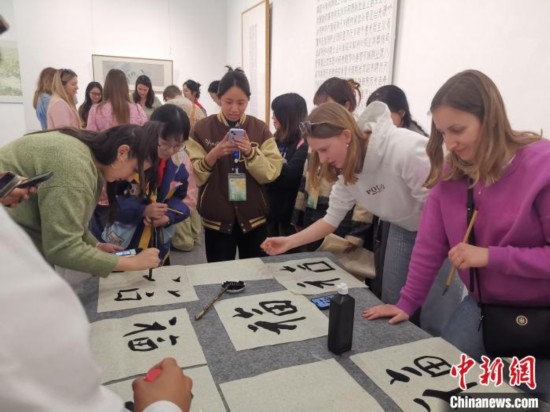 比利时学生体验书法。杭州师范大学供图