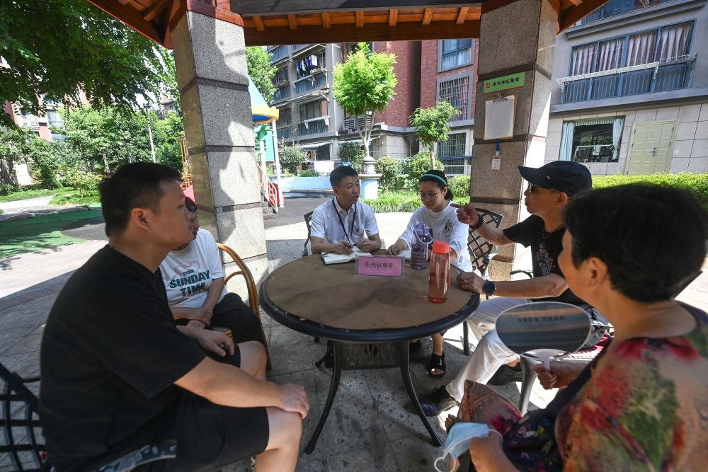 △2023年7月21日，在位于浙江杭州临安区锦南街道水岸阳光小区的阳光议事厅，街道干部在听取居民们反映的问题及意见。