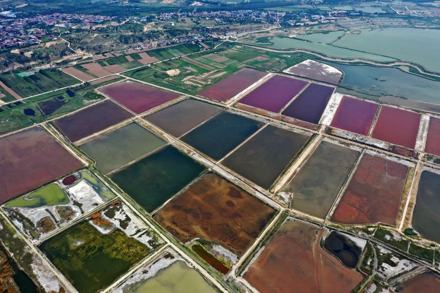 这是2023年7月11日拍摄的山西运城盐湖一角（无人机照片）。按照“生态优先、保护为主、适度开发”的原则，2020年9月，运城市全面停止盐湖范围内的工业生产活动。近年来，千年盐湖正在向生态保护、风貌重塑、产业转型、全域旅游的“绿色发展”转变。
