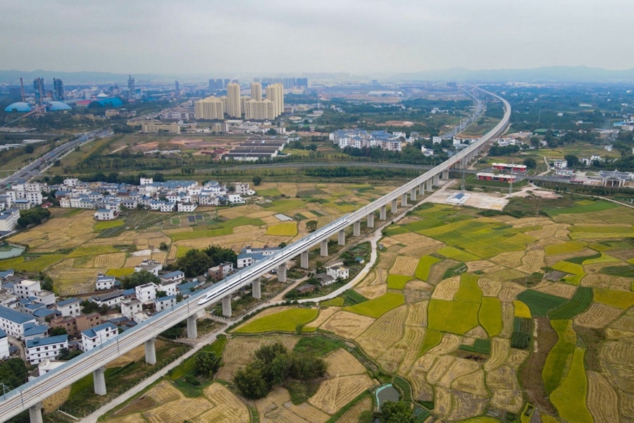 2021年10月14日，联调联试列车经过赣深高铁信丰特大桥（无人机照片）。2021年12月10日，连通赣南革命老区与深圳经济特区的赣深高铁正式开通运营，江西与粤港澳大湾区间形成快速客运通道。