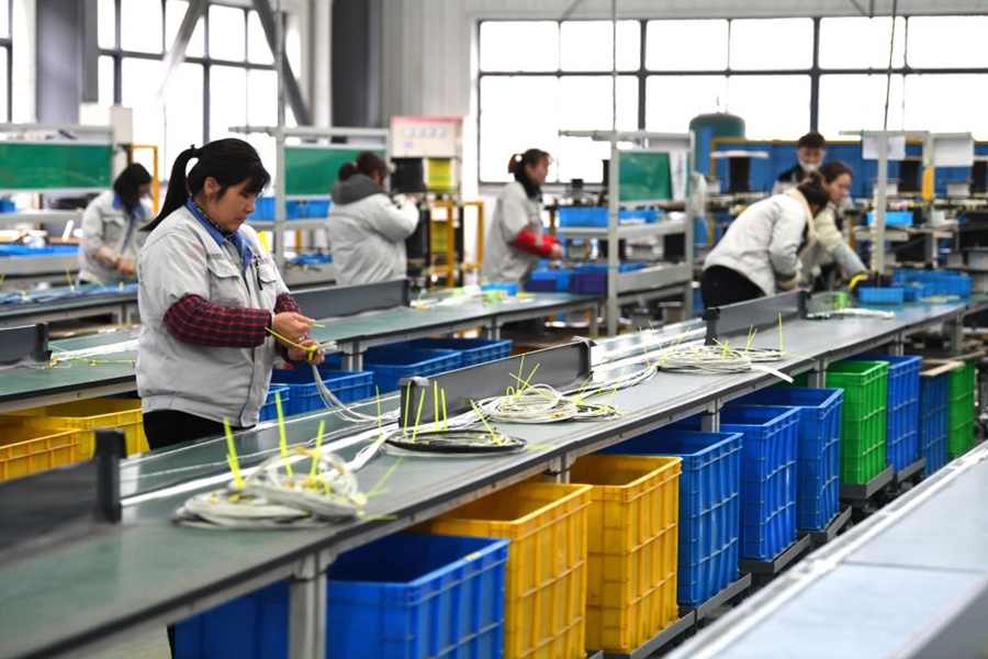 2022年2月16日，工作人员在安徽省滁州市汊河轨道交通装备产业园的一家轨道交通装备企业生产线上忙碌。安徽省滁州市来安县汊河镇地处皖苏交界，紧邻南京市江北新区。近年来，来安县成为承接南京产业转移的前沿阵地，汊河这个曾经的传统农业小镇紧抓机遇，开始深度融入长三角，参与产业协作分工。产业园吸引了越来越多长三角地区轨道交通企业入驻，形成了铁路客车、城际轨道零部件研发、生产、销售的产业集群。