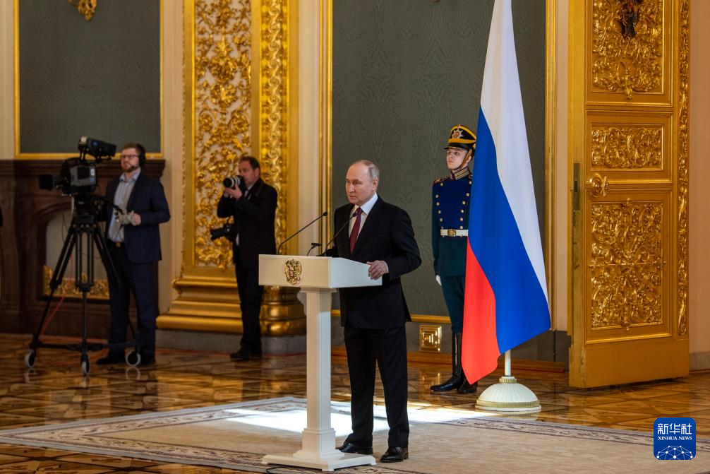 3月20日，俄罗斯总统普京（前）在莫斯科克里姆林宫与其竞选团队代表举行见面会。新华社记者 曹阳 摄