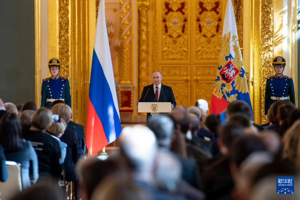3月20日，俄罗斯总统普京（中）在莫斯科克里姆林宫与其竞选团队代表举行见面会。新华社记者 曹阳 摄