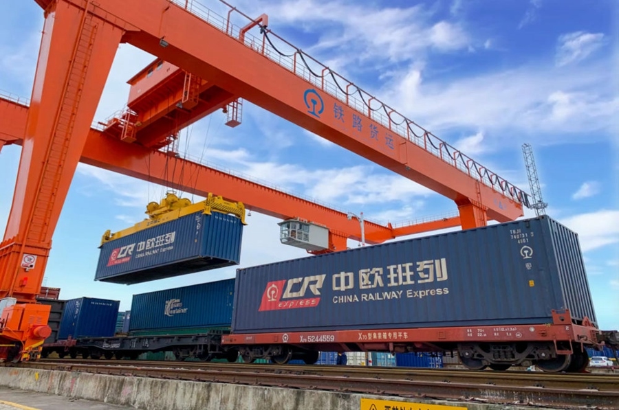 2022年4月29日，在铁路合肥北站物流基地集装箱作业区，龙门吊吊装准备发运的中欧班列集装箱。