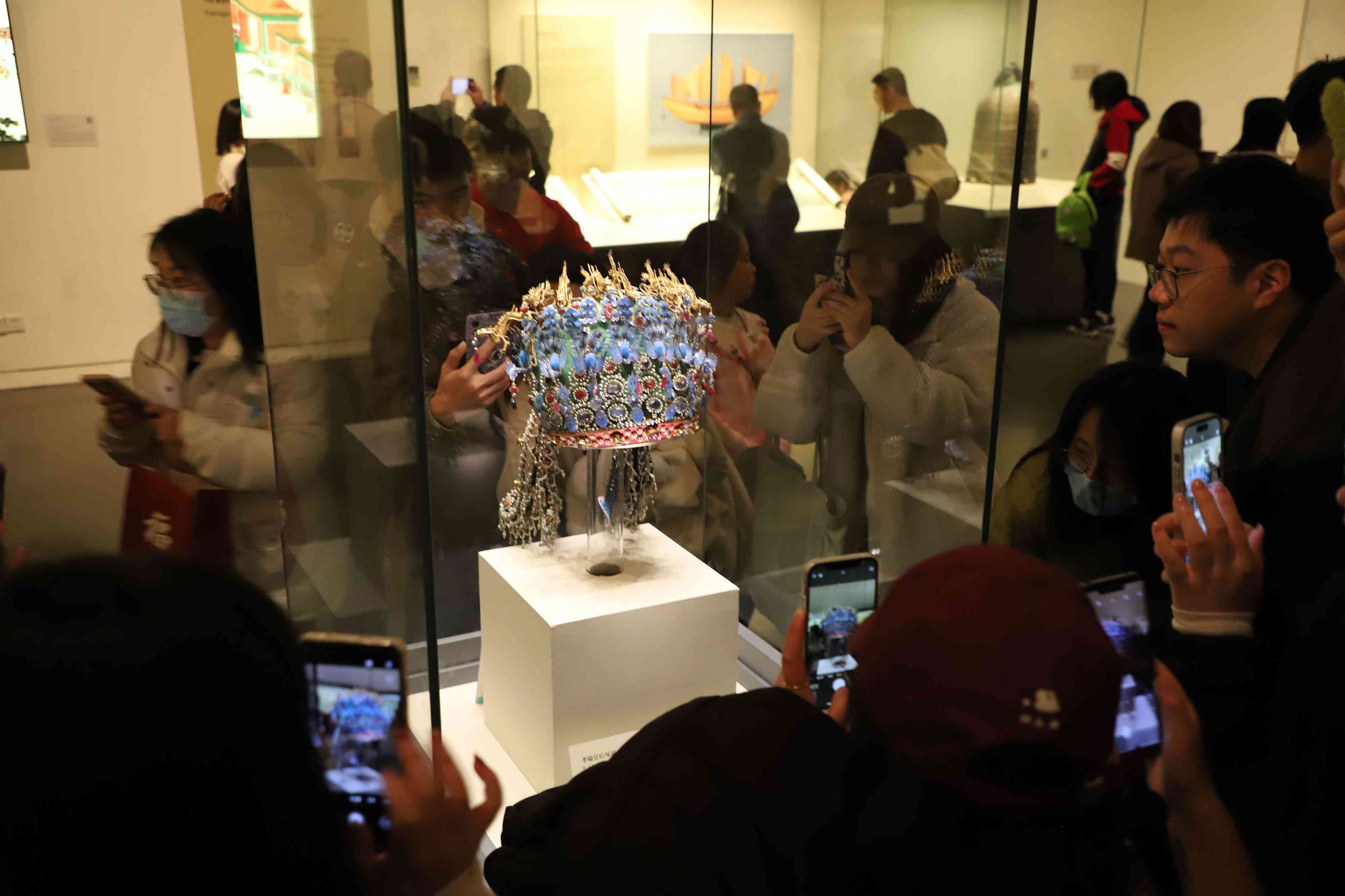 △ 2024年3月9日，北京，中国国家博物馆，来自天南海北的游客在参观藏品。