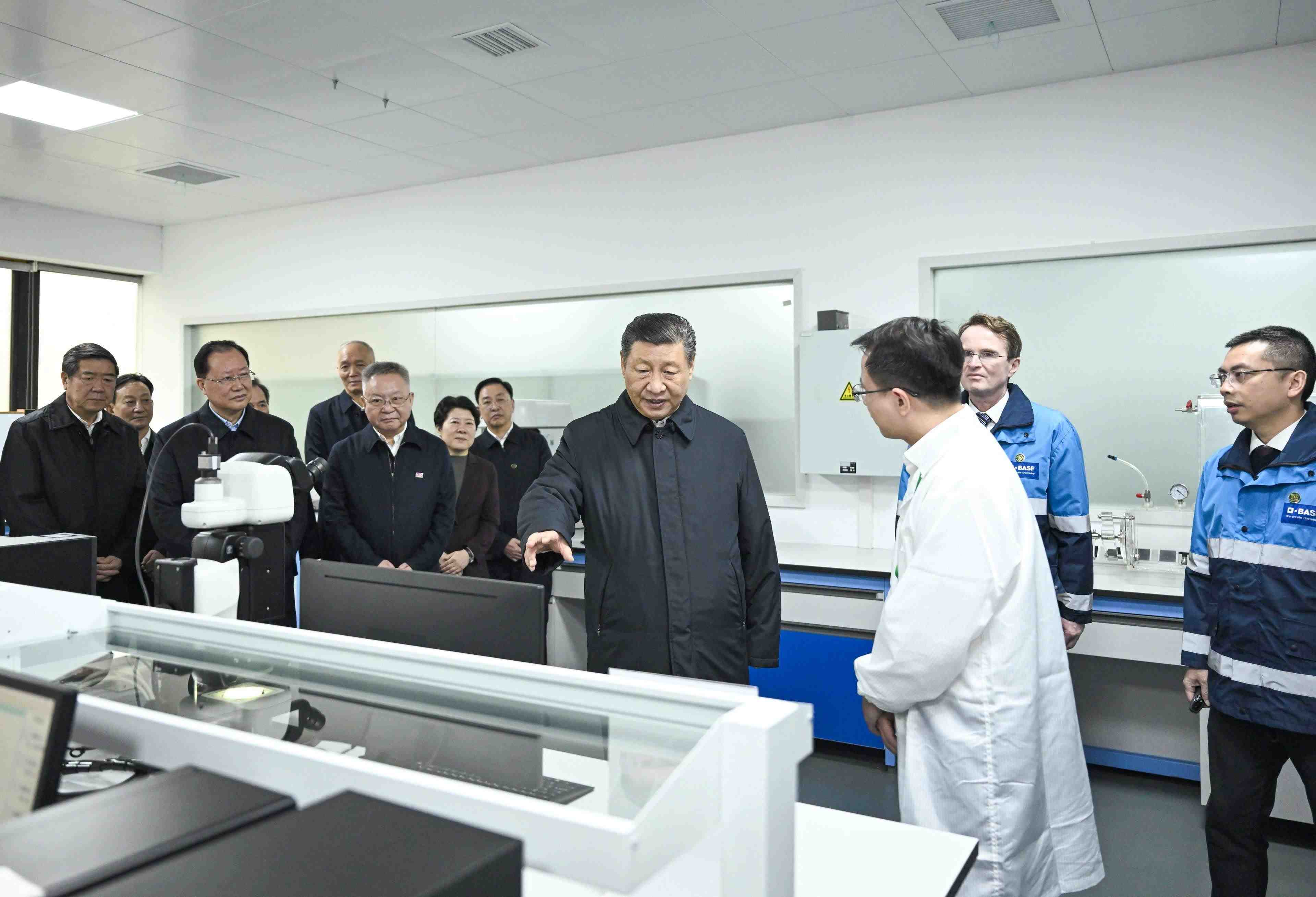 △3月18日，正在湖南长沙考察的习近平总书记来到巴斯夫杉杉电池材料有限公司，听取当地加快发展新质生产力、扩大高水平对外开放等情况介绍，察看企业产品展示，了解材料性能测试情况和电池生产流程。