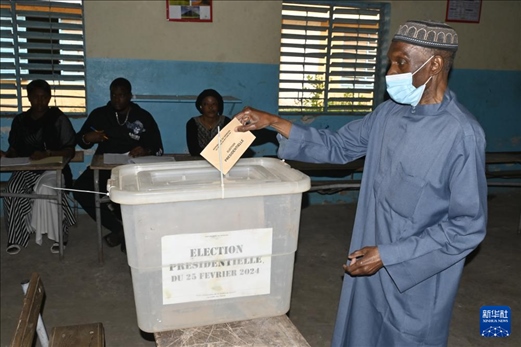 3月24日, 选民在塞内加尔首都达喀尔的一处投票站投票。新华社发（登巴·盖伊摄）