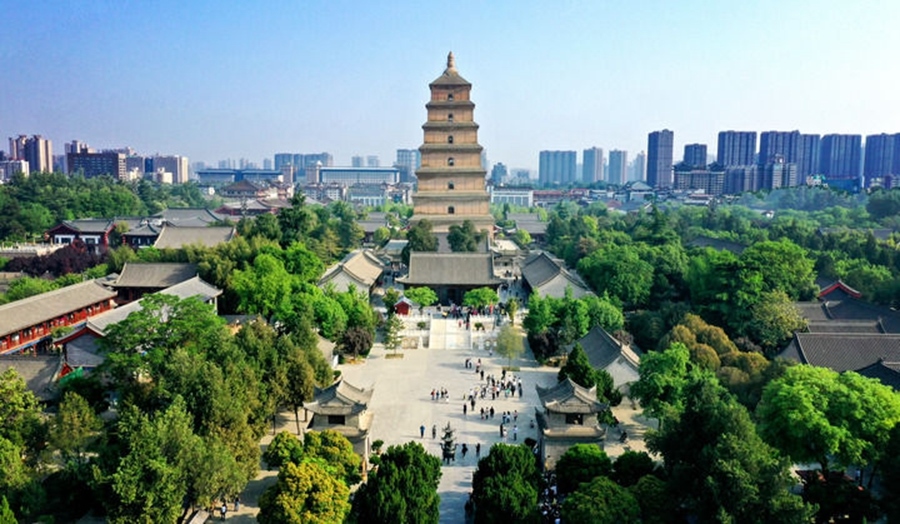  这是2023年4月19日拍摄的西安大雁塔（无人机照片）。2014年6月，由中国、哈萨克斯坦和吉尔吉斯斯坦三国联合申报的“丝绸之路：长安-天山廊道的路网”成功列入《世界遗产名录》,成为世界上第一个以联合申报的形式成功列入世界遗产名录的丝绸之路项目，也是联合国教科文组织确定的丝绸之路54个廊道中第一个成功申遗的项目。新华社记者 刘潇 摄
