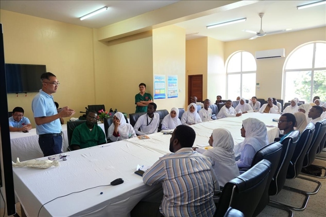 韦长群医生进行中医讲座。中国援桑医疗队供图