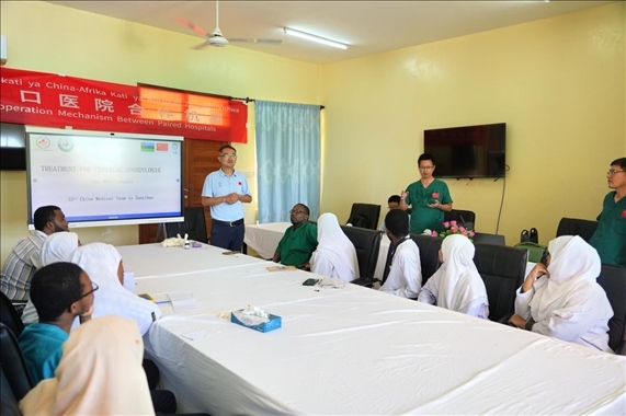 队长蒋国庆和韦长群医生一起解答问题。中国援桑医疗队供图