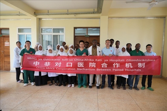 医疗队队员和当地医生们合影。中国援桑医疗队供图