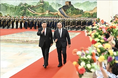 △2024年3月25日，习近平主席在北京人民大会堂同来华进行国事访问的瑙鲁总统阿迪昂举行会谈。这是会谈前，习近平主席在人民大会堂北大厅为阿迪昂总统举行欢迎仪式。