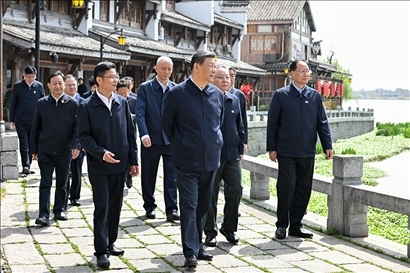 △2024年3月18日至21日，习近平总书记在湖南考察。这是19日上午，总书记在常德河街考察。