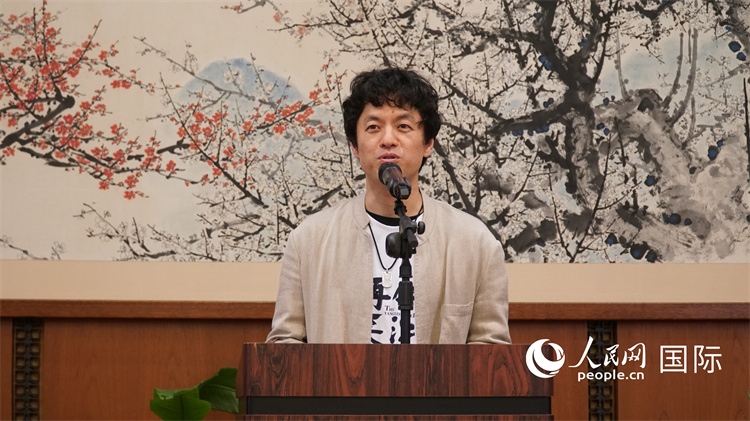 影片导演竹内亮致辞。人民网 蒋晓辰摄