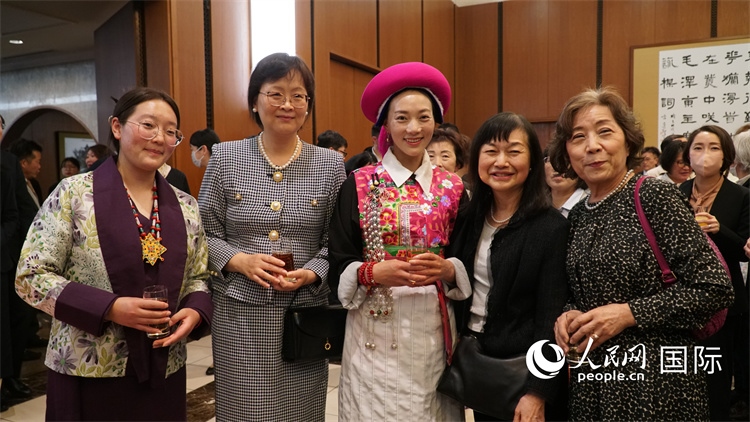 来宾与茨姆等人热烈交流并合影留念。人民网 蒋晓辰摄
