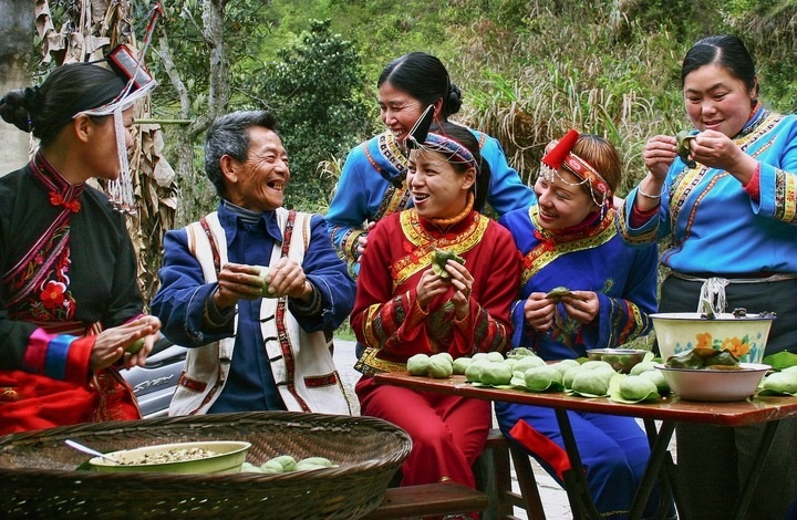 畲族群众一起做清明果。供图 共享联盟·景宁